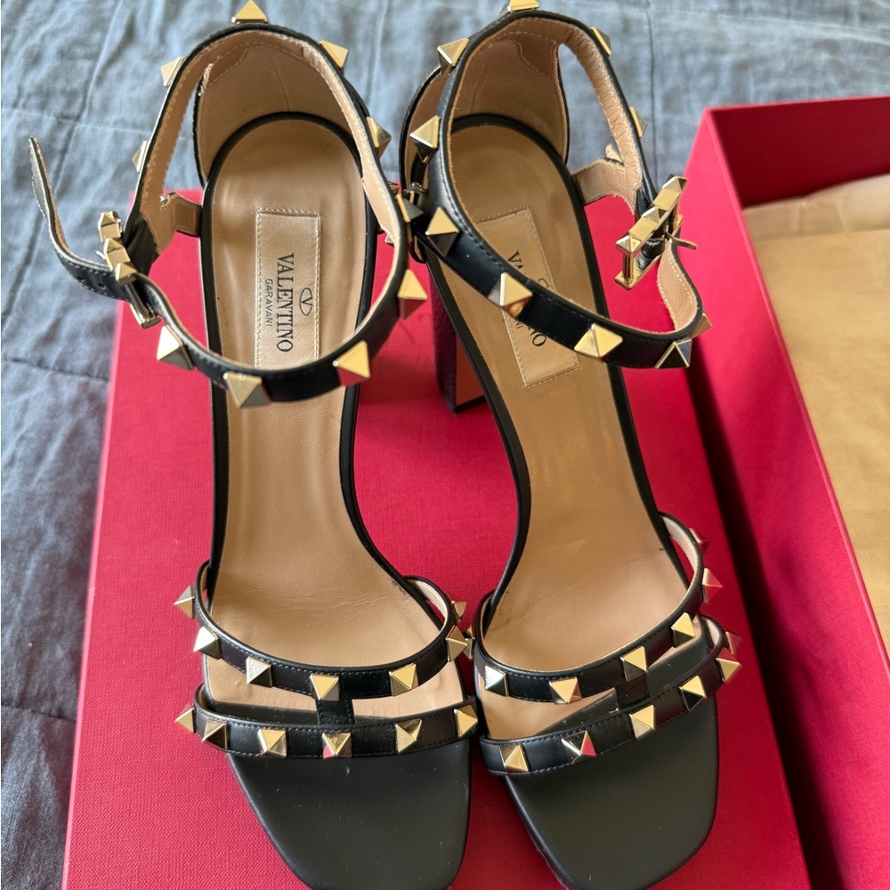 Valentino Garavani Paltform Heels - Picture 4 of 10